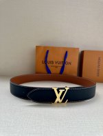 特 4.0宽 本款 Lv Shield 双面腰带出自 秋冬时装秀 字母与 Monogram 花卉，展现西部牛仔的灵感启发。双重缝线穿梭于皮革内外两侧，成就多种造