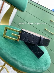 p200 Gucci 古驰 进口牛皮3.5Cm宽度双面两用 互扣式双G带扣腰带，采用热压印技术的Gucci Signature皮革精制而成，触感厚实，印花图案清