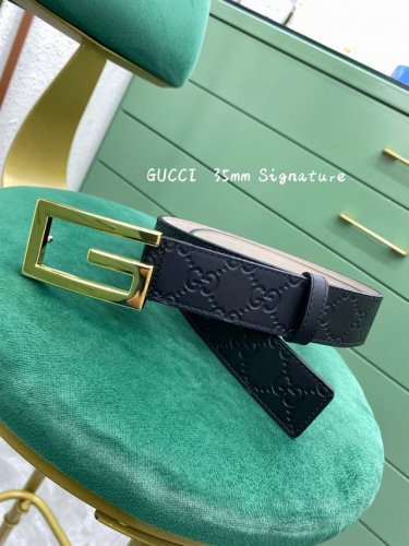 p200 Gucci 古驰 进口牛皮3.5Cm宽度双面两用 互扣式双G带扣腰带，采用热压印技术的Gucci Signature皮革精制而成，触感厚实，印花图案清