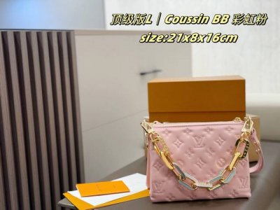 新配色 双盒包装 Lv Coussin Bb 彩虹粉 Coussin Bb 手袋，采用蓬松羊皮革压印 Monogram 图案，以舒软质感呈现紧凑构型。内隔层增添