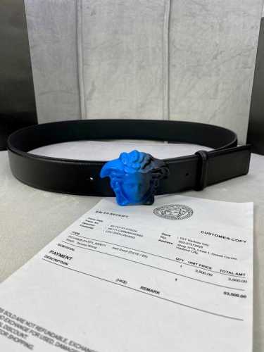 宽度3.8Cm Versace范思哲此款皮带采用优质皮革精制而成，饰有白金色Medusa Biggie搭扣，配有腰带环。