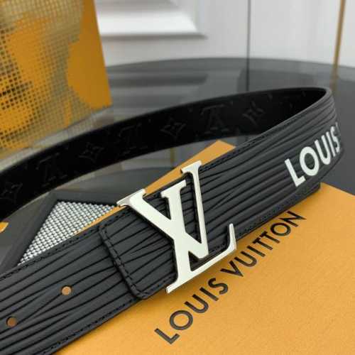 本款 Lv Initiales 宽度4.0Cm 双面腰带拥有xl Epi皮革的较大粒面纹理，以移印工艺描绘路易威登标识，翻转即现monogram压纹图案，搭配抛