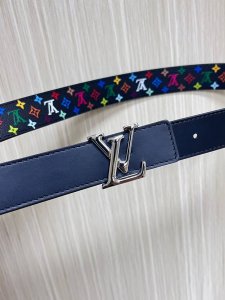 特 3.0Mm黑彩双面进口，一面印花一面原单平纹达配精品扣头，做工精细时尚，大方。