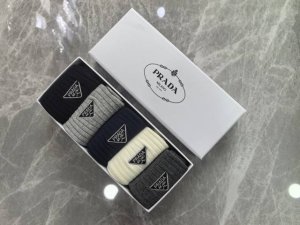 配专柜包装 DDD Prada 普拉达 最新双针中长筒刺绣款堆堆袜袜子！一盒五双，专柜同步筒袜袜子，大牌出街，潮人必备超好搭 DDD
