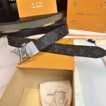 原版包裝 L0Uis Vuitt0N 今季新品 驢家男士原單腰帶 寬度40毫米 定制經典帆布黑花面料內襯小牛皮針紋底 全新開模新型可旋轉五金 雙面用 低調百搭款