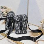 Dior Hit The Road ... 这款竖版翻盖信使包是二零二五夏季男装系列新品，现代时尚的设计充分突显Dior的高订风格，提升Dior Hit The
