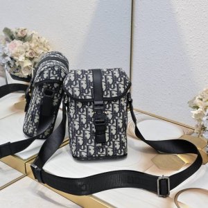 Dior Hit The Road ... 这款竖版翻盖信使包是二零二五夏季男装系列新品，现代时尚的设计充分突显Dior的高订风格，提升Dior Hit The