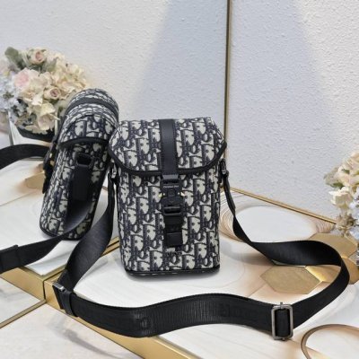 Dior Hit The Road ... 这款竖版翻盖信使包是二零二五夏季男装系列新品，现代时尚的设计充分突显Dior的高订风格，提升Dior Hit The