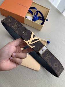 品名： Lv..路易..威登原单 型号：双面使用挂扣，图片实物拍摄 材料：头层牛皮，挂扣系列，纯钢质扣头，钯镀电镀工艺永不掉色。咖老花，专柜同等质量， 送人自用