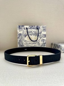 宽度3.5Cm Dior 这款腰带采用黑色超迷你 Oblique 印花面料精心制作，搭配金属覆层黄铜腰带扣，彰显优雅时尚的风范。腰带长度可调节，可与各式 35