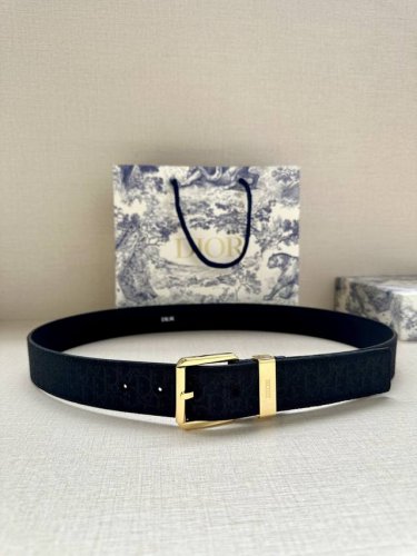 宽度3.5Cm Dior 这款腰带采用黑色超迷你 Oblique 印花面料精心制作，搭配金属覆层黄铜腰带扣，彰显优雅时尚的风范。腰带长度可调节，可与各式 35