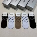 特 Balenciaga 巴黎世家大巴黎经典女款隐形袜子 一盒五双 纯棉材质织造，上脚柔软舒适，精挑细选的颜色搭配大巴黎经典Logo大牌出街，潮人必备超好搭