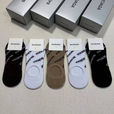 特 Balenciaga 巴黎世家大巴黎经典女款隐形袜子 一盒五双 纯棉材质织造，上脚柔软舒适，精挑细选的颜色搭配大巴黎经典Logo大牌出街，潮人必备超好搭