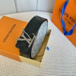 L0Uis Vuitt0N 今季新品 男士原單腰帶 寬度40毫米 雙面進口頭層小牛皮絲印圖案Logo設計 搭配最新双色五金 可雙面佩戴 適合沈穩低調的男士使用