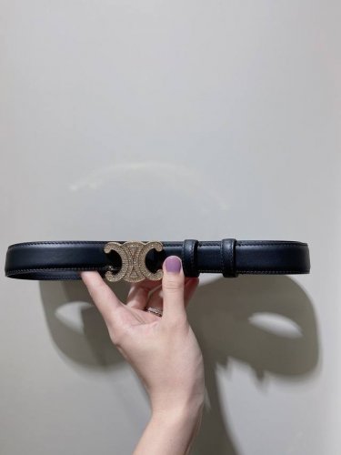 特 Celine 23 中号Triomphe Taurillon皮革腰带 青铜色 Taurillon.中腰，金色饰面金属件、亮面牛皮腰带 咖啡色！Triomph