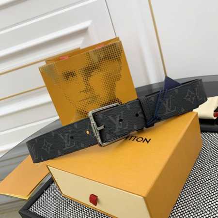 宽度 4.0Cm Citizen 双面腰带以 Monogram Eclipse 帆布和 Taurillon 皮革成就两式风尚，再以耀目针式搭扣和钩扣开合烘托俊朗 - 点击图像关闭