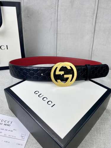 带宽4.0Cm Gucci 互扣式双G腰带，采用热压印技术的Gucci Signature皮革精制而成，巧妙搭配枣红色头层牛皮 触感厚实，印花图案清晰分明。五金