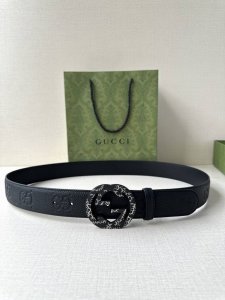 宽度4.0Cm Gucci典藏设计中的标志性元素于早秋系列焕发新意。这款腰带选用黑色超级双G牛皮打造，互扣式双G不锈钢五金 调配件更添个性魅力。