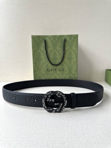 宽度4.0Cm Gucci典藏设计中的标志性元素于早秋系列焕发新意。这款腰带选用黑色超级双G牛皮打造，互扣式双G不锈钢五金 调配件更添个性魅力。