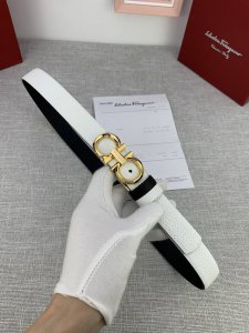 女款Ferragamo菲拉格慕，尺寸2.5Cm。标志性Gancini标志，牛皮材质皮带。造型百搭，四季适宜，彰显精致格调。该皮带可调节，根据需要裁量 达到修身效