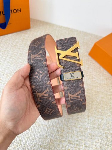 品名： Lv..路易..威登腰带皮带原单 型号：挂扣，经典纯钢材质挂扣，头层牛皮，图片实物拍摄 材料：头层牛皮，挂扣系列，纯钢材质扣头，钯镀电镀工艺永不掉色。原