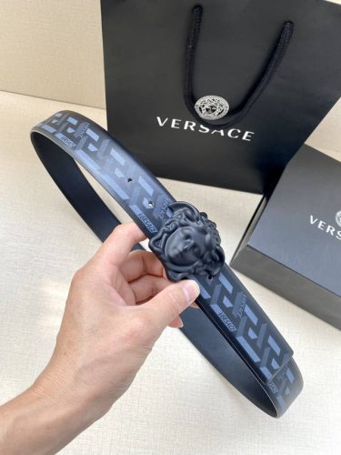 特 宽度4.0Cm Versace 范思哲 此款Palazzo腰带采用牛皮革面料制作，并饰有Le Pop Classique图案印花和标志性的美杜莎五金配件。