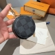 Lv经典老花 棋格蓝牙耳机包搭配钥匙扣，通用型耳机包，挂饰 既可以放心爱耳的机还可以美美挂包在包上、钥匙扣、一举俩得 适用苹果Airpods1-2代，Pro 华
