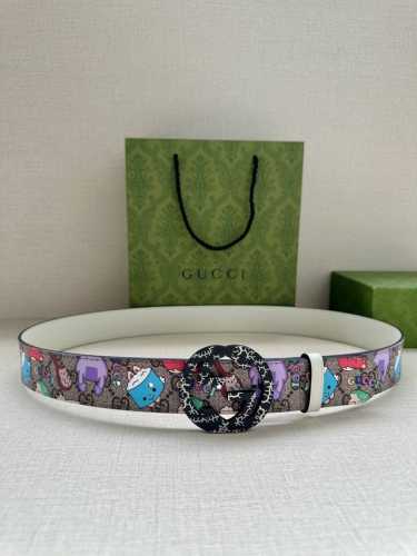 宽度3.8Cm Gucci Gg Marmont系列每一季都会推陈出新，为灵感源于70年代的标志性 旋转Gg配件注入宠物现代精髓。这款Gg Supreme帆布腰