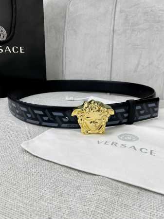 宽度4.0 Cm Versace 范思哲 此款经典的Versace腰带由柔软的小牛皮制成，饰有La Greca印花，并配有3D美杜莎腰带扣。 - 点击图像关闭
