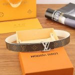 特P160 本款 Lv Initiales 双面腰带选用 Monogram 帆布和光滑牛皮革，以抛光 Lv Initiales 搭扣从容固定，传递路易威登的典雅