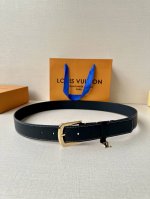 3.4宽 Everyday pin 腰带为光滑皮革融入路易威登铭纹黄铜搭扣 再将精巧 Lv Initiales 装饰悬挂于束带圈之下 醒目缝线聚合视觉焦点 可轻