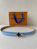 2.0宽Lv Mini Flowergram 双面腰带取材 Monogram 帆布和缝线皮革，以尖瓣 Monogram 花卉搭扣映衬榄尖形腰带末端，为纤细设计注