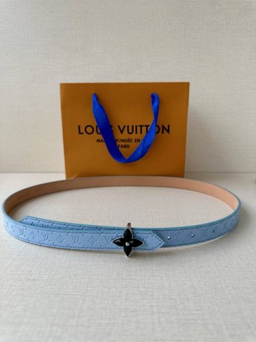 2.0宽Lv Mini Flowergram 双面腰带取材 Monogram 帆布和缝线皮革，以尖瓣 Monogram 花卉搭扣映衬榄尖形腰带末端，为纤细设计注