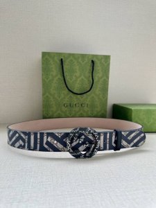 双面腰带，一侧为GG Supreme帆布，反面一侧为树膏牛皮配以互扣式双G带扣。 乌木色GG Supreme帆布，反面为原版树膏牛皮 金 黑 钯色金属配件 互扣