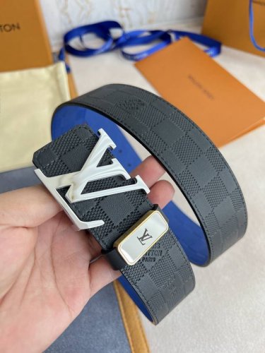 品名： Lv..路易..威登腰带皮带原单 型号：挂扣，经典纯钢材质挂扣，头层牛皮，图片实物拍摄 材料：头层牛皮，挂扣系列，纯钢材质扣头，钯镀电镀工艺永不掉色。原