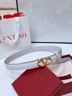 Vlogo Signature搭扣 黄铜金属、可双面佩戴小牛皮腰带 -外层金属质感小牛皮 -起鼓小牛皮 -宽度：3厘米