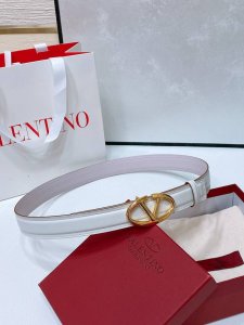 Vlogo Signature搭扣 黄铜金属、可双面佩戴小牛皮腰带 -外层金属质感小牛皮 -起鼓小牛皮 -宽度：3厘米