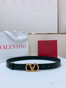 Vlogo Signature搭扣，饰以施华洛世奇仿珍珠 -施华洛钻 花纹搭扣 -进口小牛皮材质 进平纹带身 -宽度：3厘米