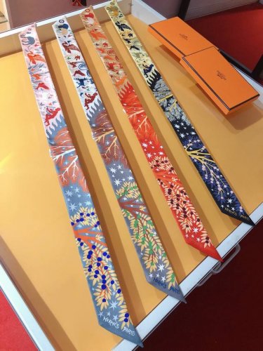 Phms2250 爱马仕新款Twilly 俄耳甫斯的魔力 老虎、孔雀、公牛、蟒蛇、半人马及飞马 希腊神话中的所有动物围绕一棵古老的橄榄树和其他四棵树 月桂树、石