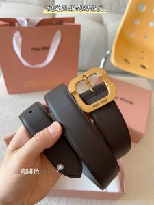 广州工厂P直发Miu Miu这款皮革腰带设计简约而优雅。金属搭扣饰以Miu Miu徽标，品牌格调一览无余。结合金属细节和标志性元素，彰显Miu Miu腰带的精致