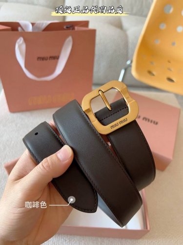 广州工厂P直发Miu Miu这款皮革腰带设计简约而优雅。金属搭扣饰以Miu Miu徽标，品牌格调一览无余。结合金属细节和标志性元素，彰显Miu Miu腰带的精致