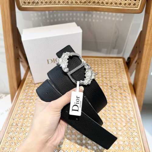 Dior 3.5Cm 新款腰带 经典Cd五金扣饰以羽毛形装饰 双面头层荔枝纹搭配 新颖独特 优雅气质十足