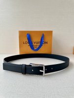 3.0宽 Pont Neuf Slim 腰带以深邃皮革塑造纤巧构型，于端头压印路易威登巴黎标识，与 Lv 压纹束带圈共筑别致细节，成就又一日常造型佳选