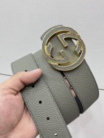 互扣式G搭扣双面腰带 2025早春系列透过现代视角焕新诠释品牌经典元素。这款腰带以牛皮革匠心打造，巧妙缀饰互扣式 双G搭扣，搭配嵌花牛皮革。这款腰带正面以灰色