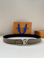 特 本款3.4宽 Lv Heritage 双面腰带以粒面和素净皮革分饰两侧，再借纹理丰富的金属搭扣升华典雅格调。锥形末端续写现代简约之笔