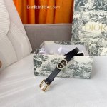 特 Dior 新品腰带来袭，采用光滑牛皮革精心制作，搭配精品针扣，“Cd”字样戒指，宽1.5Cm，时尚百搭，增添高雅气质。