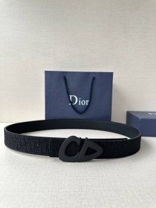 特 宽度3.5Cm Dior 这款砂黑 金 白 枪多色饰面 不锈钢腰带扣是春季男装系列新品，展示 Cd30 标志，灵感源自 B30 运动鞋。可与各式 35 毫米