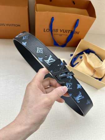 特 Lv新款出货，原版品质，带身4.0Cm宽。采用特色印花图案面料，荔枝纹头层牛皮底制作。搭配精品Lv钢挂扣。商务休闲精品搭配新款。 - 点击图像关闭