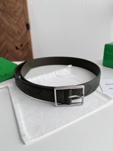 Bv 2026最新款男士编织腰带 纯手工Intreccio大格子编织 意大利原厂荔枝纹小牛皮 搭配微复古银色针扣 侧面带标识 宽度35Mm 颜色: 原野绿 DD