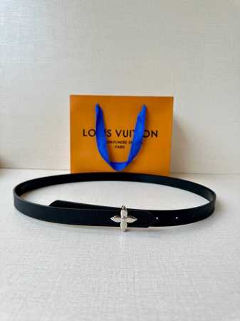 2.0宽 本款 Lv Iconic 双面腰带以纤细剪裁迎接新季，搭配标志性 Iconic 搭扣，无论展现 Monogram Reverse 帆布或素雅牛皮革，均 - 点击图像关闭